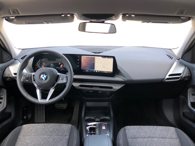 BMW Serie 1 118d color Blanco. Año 2025. 110KW(150CV). Diésel. En concesionario Momentum S.A. de Madrid