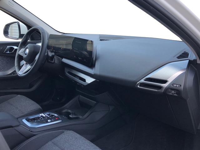 BMW Serie 1 118d color Blanco. Año 2025. 110KW(150CV). Diésel. En concesionario Momentum S.A. de Madrid