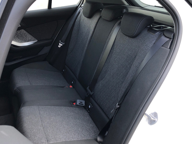 BMW Serie 1 118d color Blanco. Año 2025. 110KW(150CV). Diésel. En concesionario Momentum S.A. de Madrid