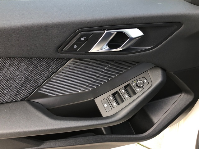 BMW Serie 1 118d color Blanco. Año 2025. 110KW(150CV). Diésel. En concesionario Momentum S.A. de Madrid