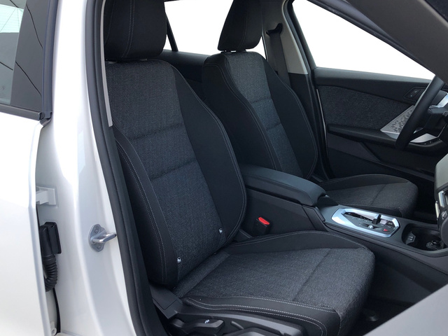 BMW Serie 1 118d color Blanco. Año 2025. 110KW(150CV). Diésel. En concesionario Momentum S.A. de Madrid