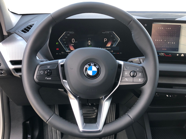 BMW Serie 1 118d color Blanco. Año 2025. 110KW(150CV). Diésel. En concesionario Momentum S.A. de Madrid