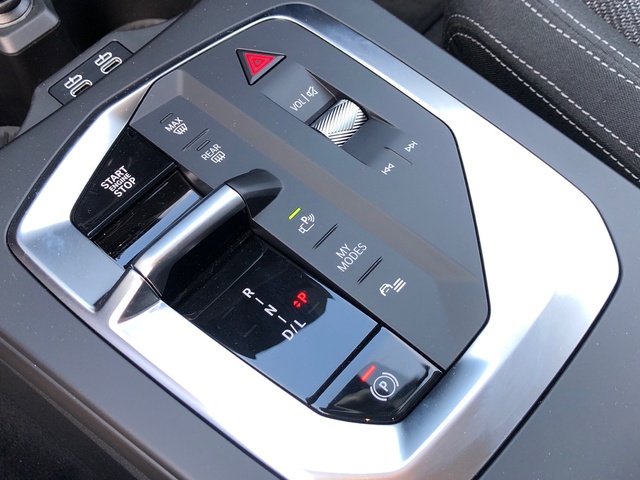 BMW Serie 1 118d color Blanco. Año 2025. 110KW(150CV). Diésel. En concesionario Momentum S.A. de Madrid