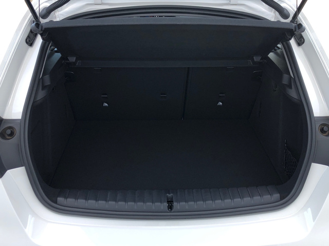 BMW Serie 1 118d color Blanco. Año 2025. 110KW(150CV). Diésel. En concesionario Momentum S.A. de Madrid