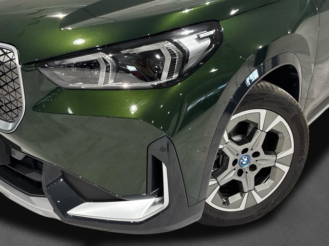 BMW iX1 xDrive30 color Verde. Año 2025. 230KW(313CV). Eléctrico. En concesionario BMW Marcos Automoción de Valencia