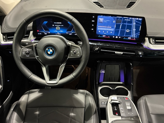 BMW iX1 xDrive30 color Verde. Año 2025. 230KW(313CV). Eléctrico. En concesionario BMW Marcos Automoción de Valencia