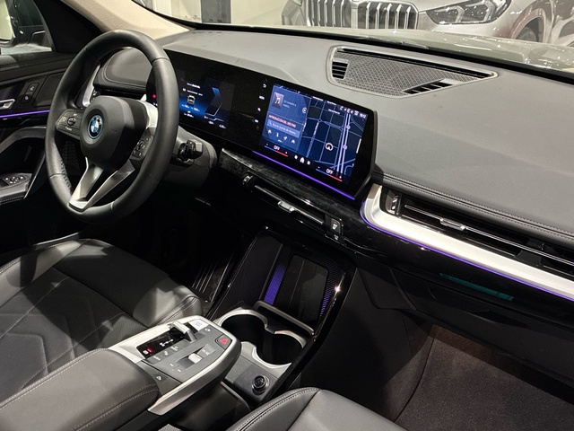 BMW iX1 xDrive30 color Verde. Año 2025. 230KW(313CV). Eléctrico. En concesionario BMW Marcos Automoción de Valencia