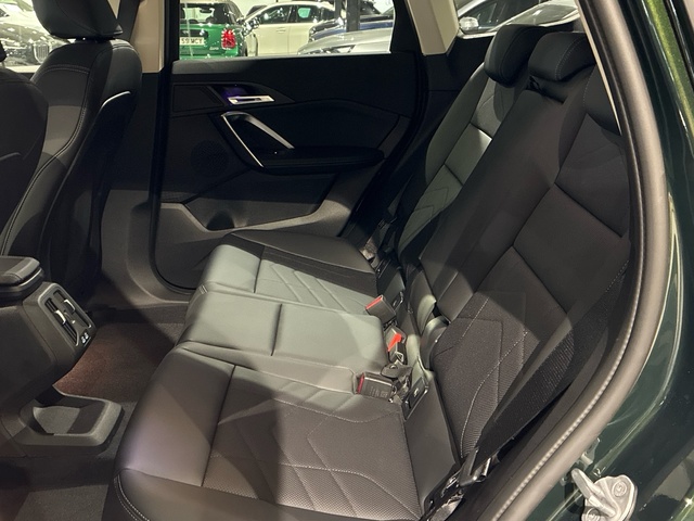 BMW iX1 xDrive30 color Verde. Año 2025. 230KW(313CV). Eléctrico. En concesionario BMW Marcos Automoción de Valencia