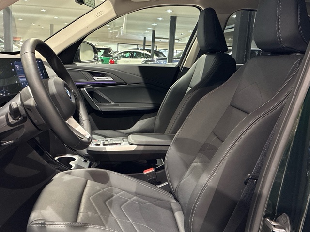 BMW iX1 xDrive30 color Verde. Año 2025. 230KW(313CV). Eléctrico. En concesionario BMW Marcos Automoción de Valencia