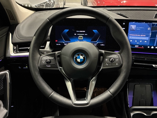 BMW iX1 xDrive30 color Verde. Año 2025. 230KW(313CV). Eléctrico. En concesionario BMW Marcos Automoción de Valencia