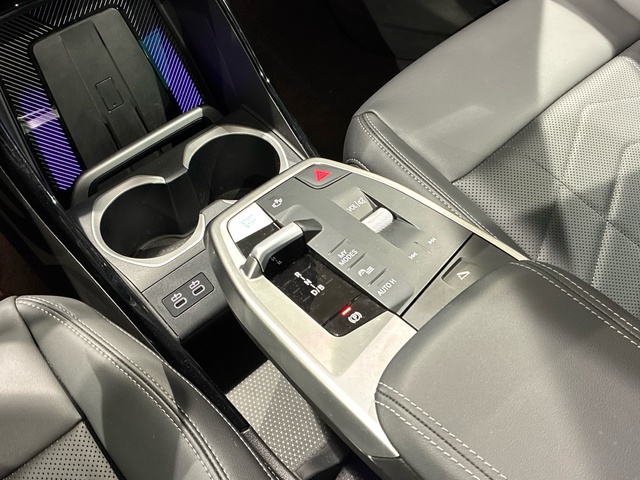 BMW iX1 xDrive30 color Verde. Año 2025. 230KW(313CV). Eléctrico. En concesionario BMW Marcos Automoción de Valencia