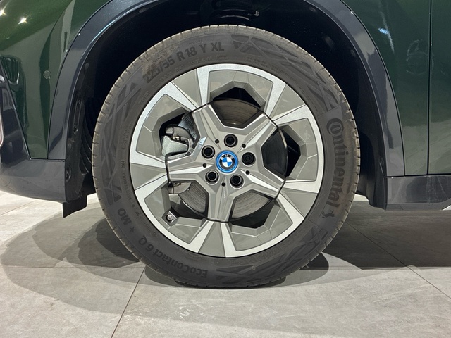 BMW iX1 xDrive30 color Verde. Año 2025. 230KW(313CV). Eléctrico. En concesionario BMW Marcos Automoción de Valencia