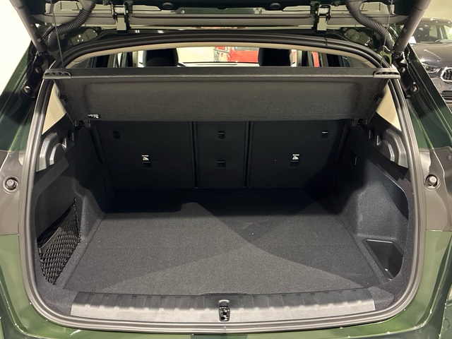 BMW iX1 xDrive30 color Verde. Año 2025. 230KW(313CV). Eléctrico. En concesionario BMW Marcos Automoción de Valencia