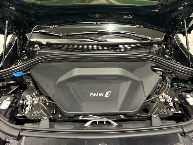 BMW iX1 xDrive30 color Verde. Año 2025. 230KW(313CV). Eléctrico. En concesionario BMW Marcos Automoción de Valencia