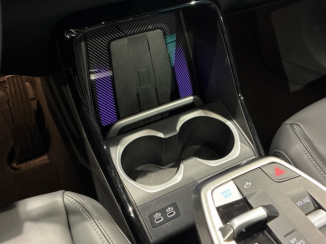 BMW iX1 xDrive30 color Verde. Año 2025. 230KW(313CV). Eléctrico. En concesionario BMW Marcos Automoción de Valencia