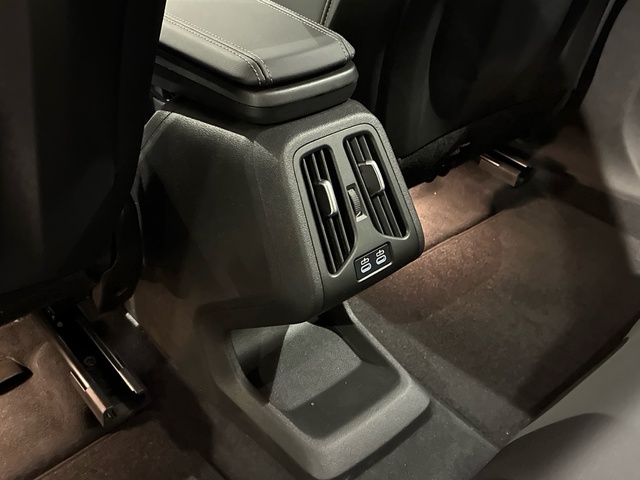 BMW iX1 xDrive30 color Verde. Año 2025. 230KW(313CV). Eléctrico. En concesionario BMW Marcos Automoción de Valencia