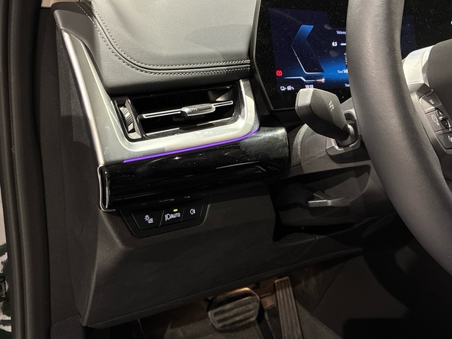 BMW iX1 xDrive30 color Verde. Año 2025. 230KW(313CV). Eléctrico. En concesionario BMW Marcos Automoción de Valencia