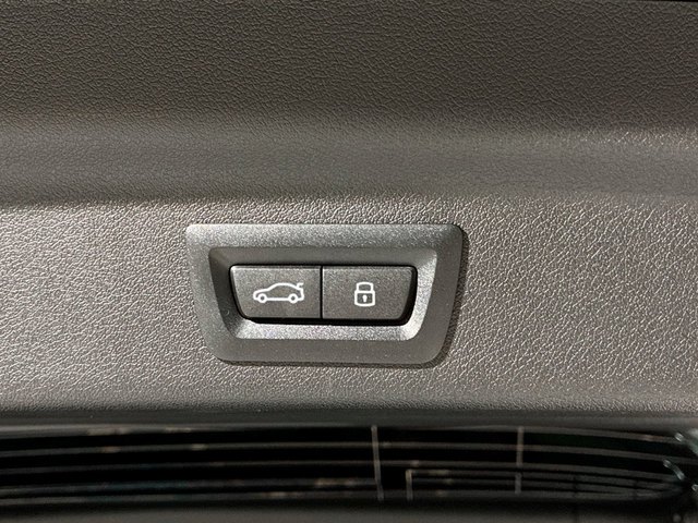 BMW iX1 xDrive30 color Verde. Año 2025. 230KW(313CV). Eléctrico. En concesionario BMW Marcos Automoción de Valencia