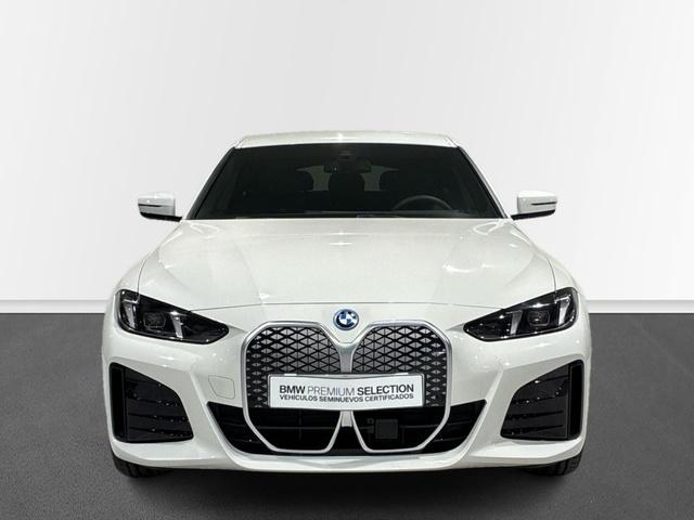 BMW i4 eDrive35 color Blanco. Año 2025. 210KW(286CV). Eléctrico. En concesionario BMW Marcos Automoción de Valencia