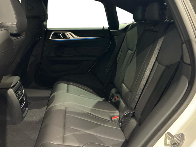 BMW i4 eDrive35 color Blanco. Año 2025. 210KW(286CV). Eléctrico. En concesionario BMW Marcos Automoción de Valencia