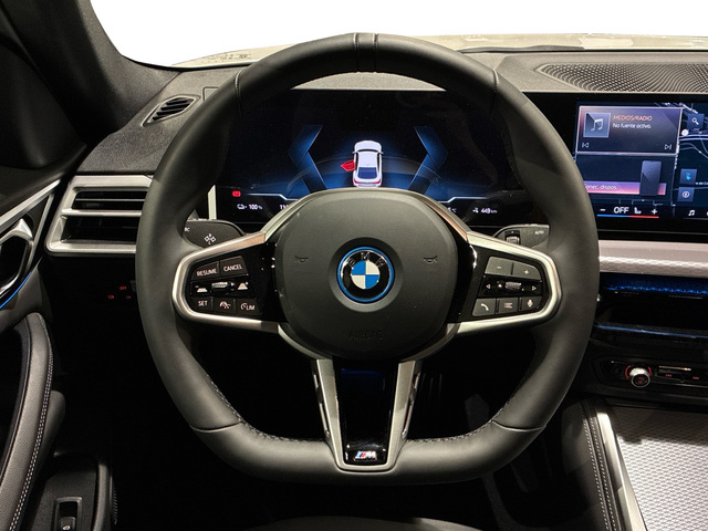 BMW i4 eDrive35 color Blanco. Año 2025. 210KW(286CV). Eléctrico. En concesionario BMW Marcos Automoción de Valencia