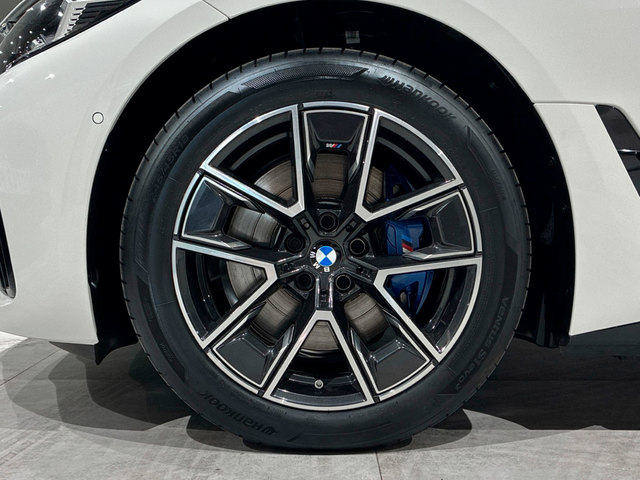 BMW i4 eDrive35 color Blanco. Año 2025. 210KW(286CV). Eléctrico. En concesionario BMW Marcos Automoción de Valencia