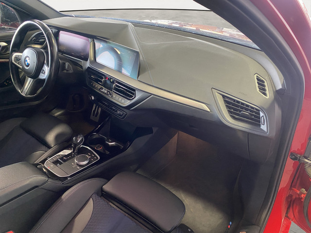 BMW Serie 1 120d color Rojo. Año 2021. 140KW(190CV). Diésel. En concesionario Hispamovil Elche de Alicante