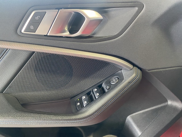 BMW Serie 1 120d color Rojo. Año 2021. 140KW(190CV). Diésel. En concesionario Hispamovil Elche de Alicante