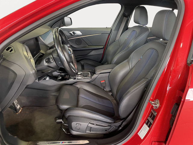 BMW Serie 1 120d color Rojo. Año 2021. 140KW(190CV). Diésel. En concesionario Hispamovil Elche de Alicante