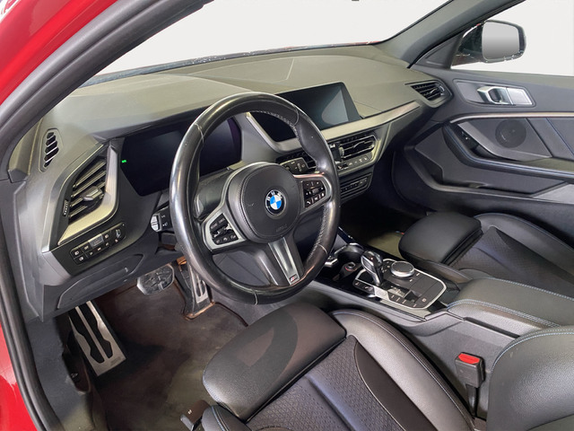 BMW Serie 1 120d color Rojo. Año 2021. 140KW(190CV). Diésel. En concesionario Hispamovil Elche de Alicante