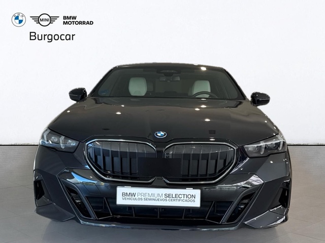 BMW Serie 5 550e color Negro. Año 2024. 360KW(490CV). Híbrido Electro/Gasolina. En concesionario Motor Gorbea de Álava