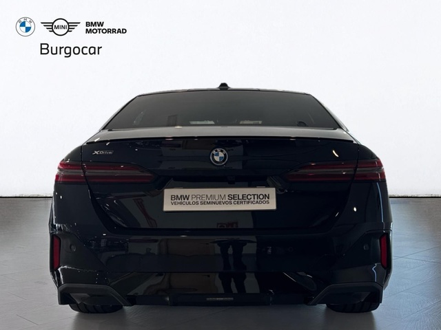 BMW Serie 5 550e color Negro. Año 2024. 360KW(490CV). Híbrido Electro/Gasolina. En concesionario Motor Gorbea de Álava