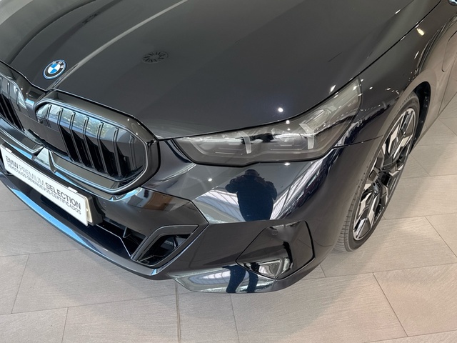 BMW Serie 5 550e color Negro. Año 2024. 360KW(490CV). Híbrido Electro/Gasolina. En concesionario Motor Gorbea de Álava