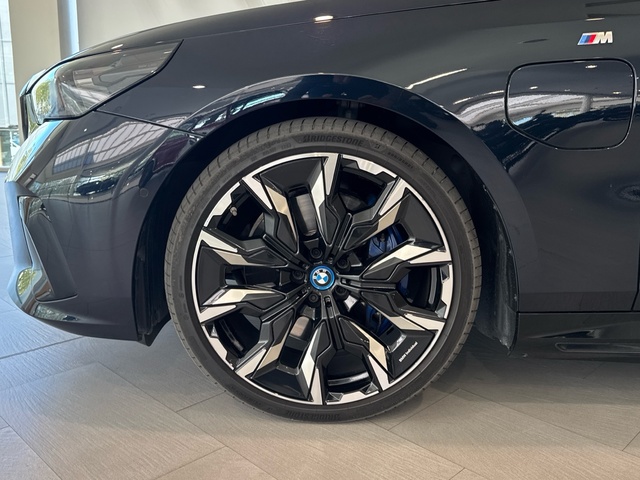 BMW Serie 5 550e color Negro. Año 2024. 360KW(490CV). Híbrido Electro/Gasolina. En concesionario Motor Gorbea de Álava