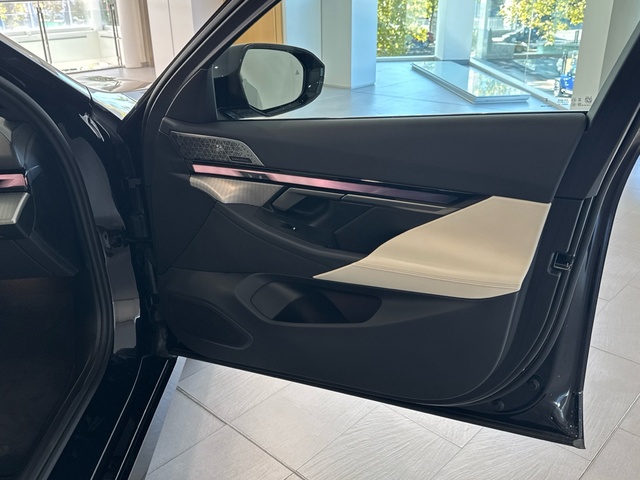 BMW Serie 5 550e color Negro. Año 2024. 360KW(490CV). Híbrido Electro/Gasolina. En concesionario Motor Gorbea de Álava