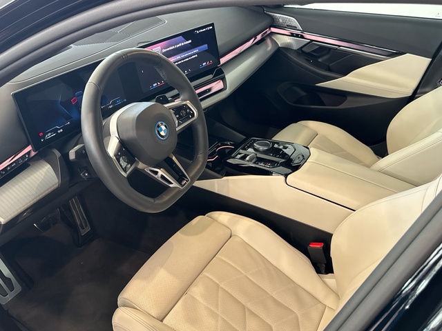 BMW Serie 5 550e color Negro. Año 2024. 360KW(490CV). Híbrido Electro/Gasolina. En concesionario Motor Gorbea de Álava
