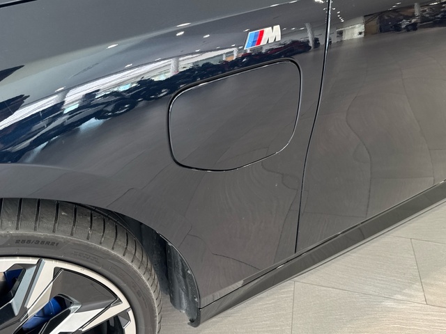 BMW Serie 5 550e color Negro. Año 2024. 360KW(490CV). Híbrido Electro/Gasolina. En concesionario Motor Gorbea de Álava