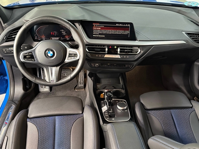 BMW Serie 1 118d color Azul. Año 2024. 110KW(150CV). Diésel. En concesionario Triocar Gijón (Bmw y Mini) de Asturias