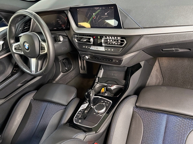 BMW Serie 1 118d color Azul. Año 2024. 110KW(150CV). Diésel. En concesionario Triocar Gijón (Bmw y Mini) de Asturias