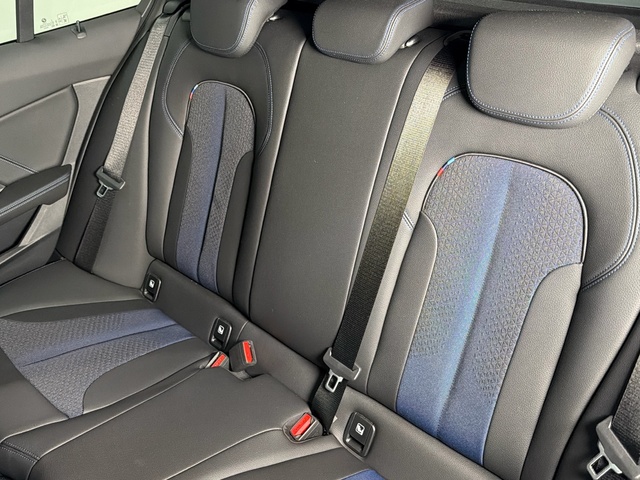 BMW Serie 1 118d color Azul. Año 2024. 110KW(150CV). Diésel. En concesionario Triocar Gijón (Bmw y Mini) de Asturias