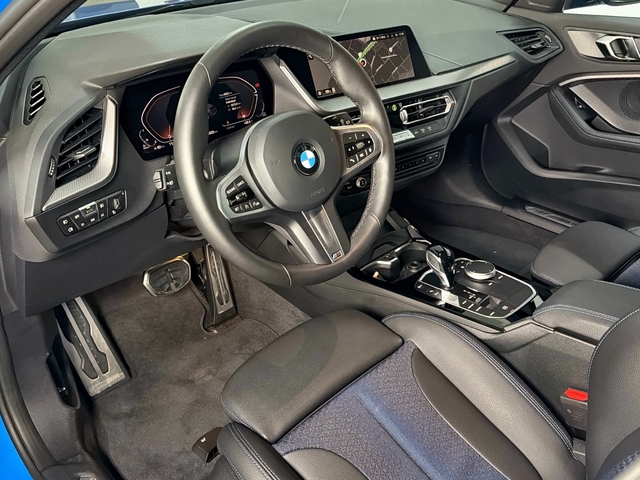 BMW Serie 1 118d color Azul. Año 2024. 110KW(150CV). Diésel. En concesionario Triocar Gijón (Bmw y Mini) de Asturias