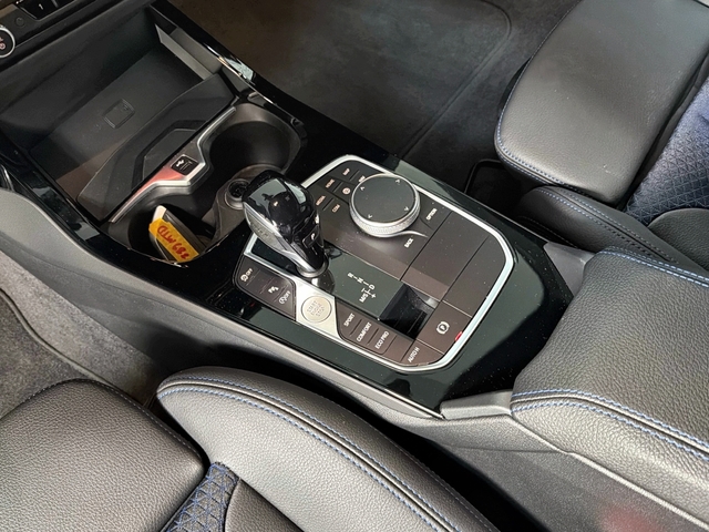 BMW Serie 1 118d color Azul. Año 2024. 110KW(150CV). Diésel. En concesionario Triocar Gijón (Bmw y Mini) de Asturias