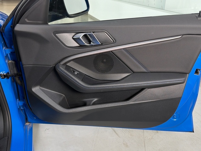 BMW Serie 1 118d color Azul. Año 2024. 110KW(150CV). Diésel. En concesionario Triocar Gijón (Bmw y Mini) de Asturias