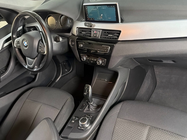 BMW X1 sDrive18d color Blanco. Año 2022. 110KW(150CV). Diésel. En concesionario Triocar Gijón (Bmw y Mini) de Asturias