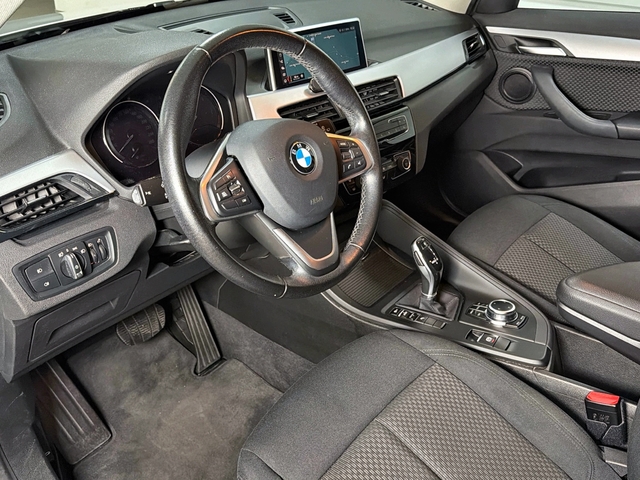 BMW X1 sDrive18d color Blanco. Año 2022. 110KW(150CV). Diésel. En concesionario Triocar Gijón (Bmw y Mini) de Asturias