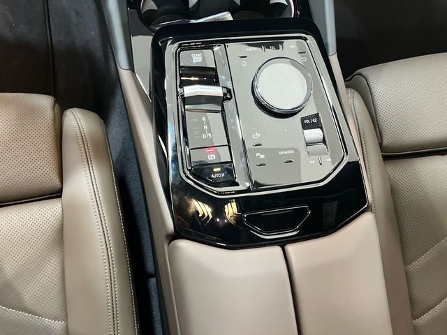 BMW Serie 5 520d color Negro. Año 2025. 145KW(197CV). Diésel. En concesionario MURCIA PREMIUM S.L. JUAN CARLOS I de Murcia