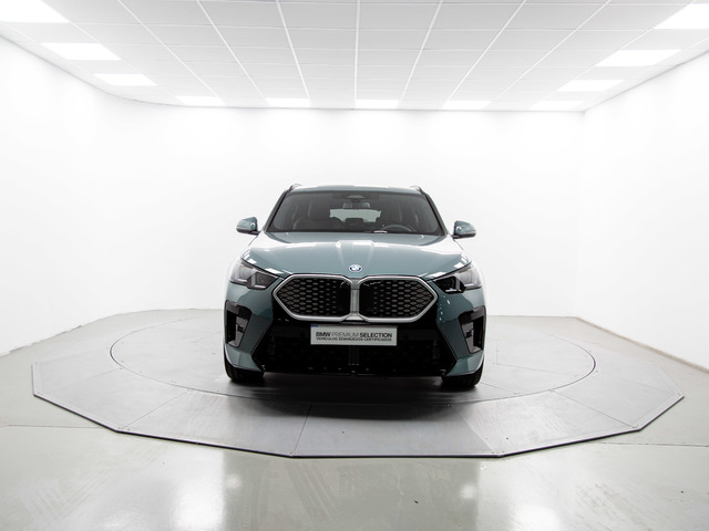 BMW iX2 eDrive20 color Azul. Año 2025. 150KW(204CV). Eléctrico. En concesionario Móvil Begar Alicante de Alicante