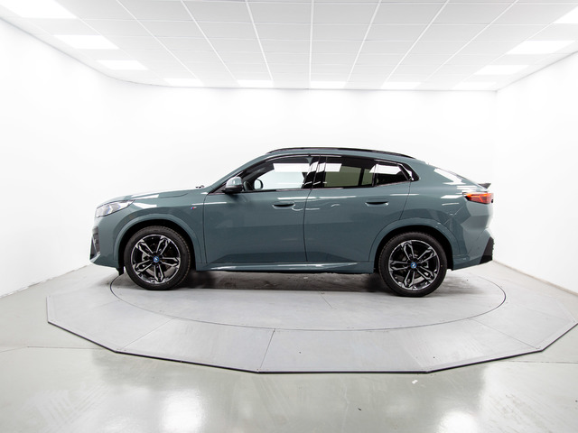 BMW iX2 eDrive20 color Azul. Año 2025. 150KW(204CV). Eléctrico. En concesionario Móvil Begar Alicante de Alicante