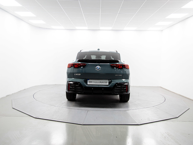 BMW iX2 eDrive20 color Azul. Año 2025. 150KW(204CV). Eléctrico. En concesionario Móvil Begar Alicante de Alicante