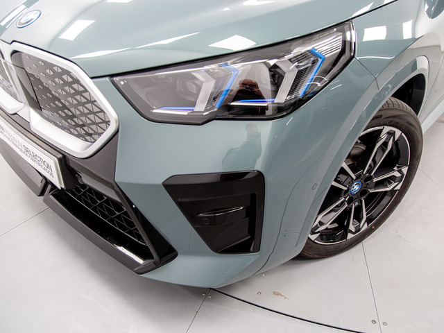 BMW iX2 eDrive20 color Azul. Año 2025. 150KW(204CV). Eléctrico. En concesionario Móvil Begar Alicante de Alicante